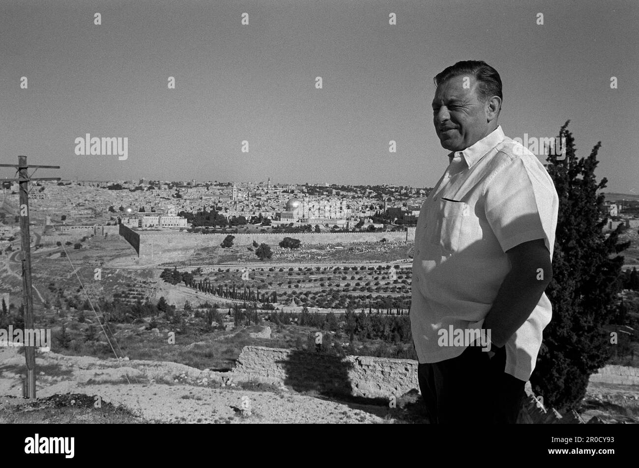 FOTO DI ARCHIVIO: 75 anni fa, il 14 maggio 1948, è stato fondato lo stato di Israele, Teddy KOLLEK, Israele, politico, sindaco della città di Gerusalemme, guarda lo sfondo della città di Gerusalemme, panorama, foto B&W, formato paesaggio, giugno 14, 1967. ?SVEN SIMON#Prinzess-Luise-Strasse 41#45479 M uelheim/ R uhr Tel.: 0208/9413250#fax.: 0208/9413260 conto 244 293 433 P ostbank e ssen BLZ 360 100 43 www.svensimon.net. Foto Stock