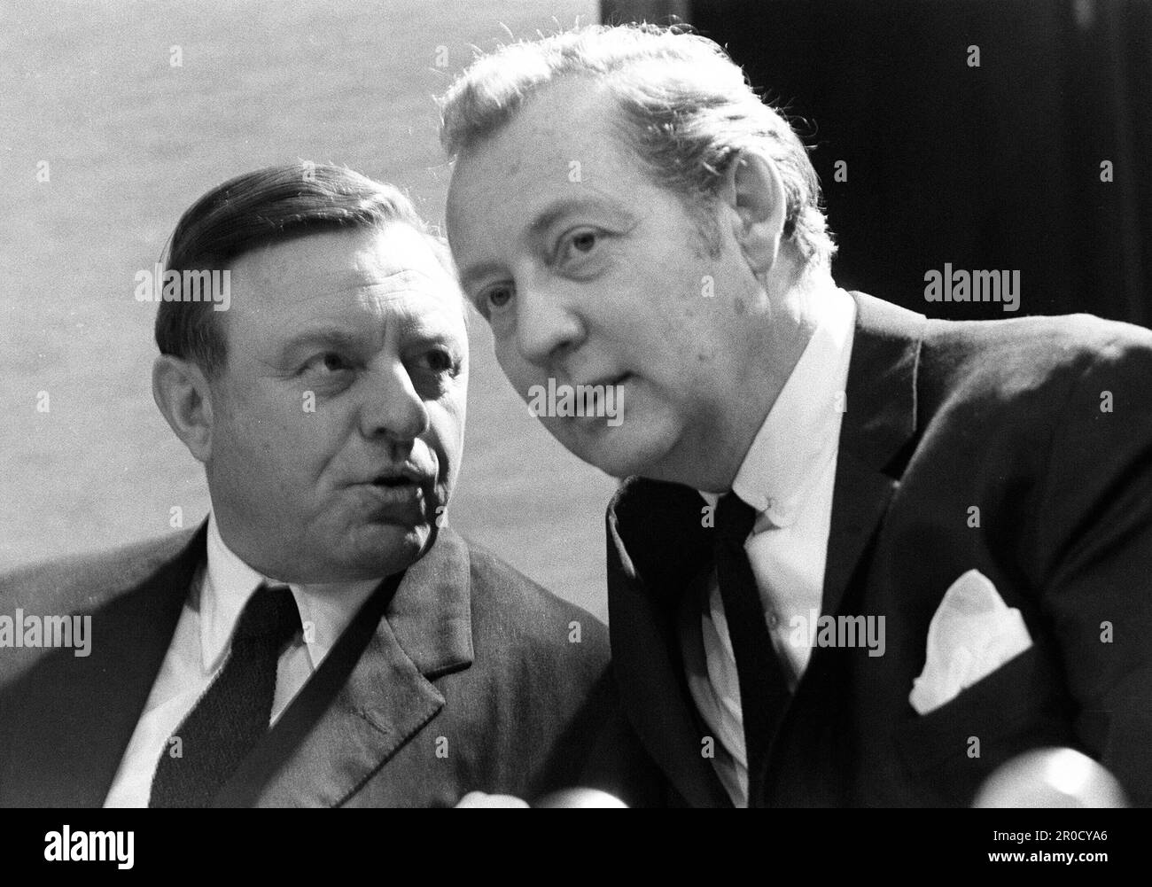 FOTO DI ARCHIVIO: 75 anni fa, il 14 maggio 1948, fu fondato lo stato di Israele, Teddy KOLLEK (a sinistra), Israele, politico, sindaco di Gerusalemme, Ritratto a metà lunghezza, in conversazione con Axel Caesar SPRINGER, formato orizzontale; scatto in bianco e nero ? Foto Stock