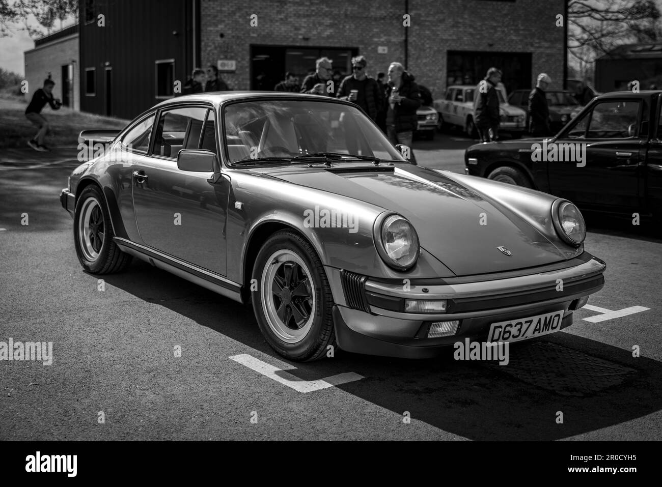1987 Porsche 911, in mostra allo Scramble di aprile tenutosi presso il Bicester Heritage Center il 23 aprile 2023. Foto Stock
