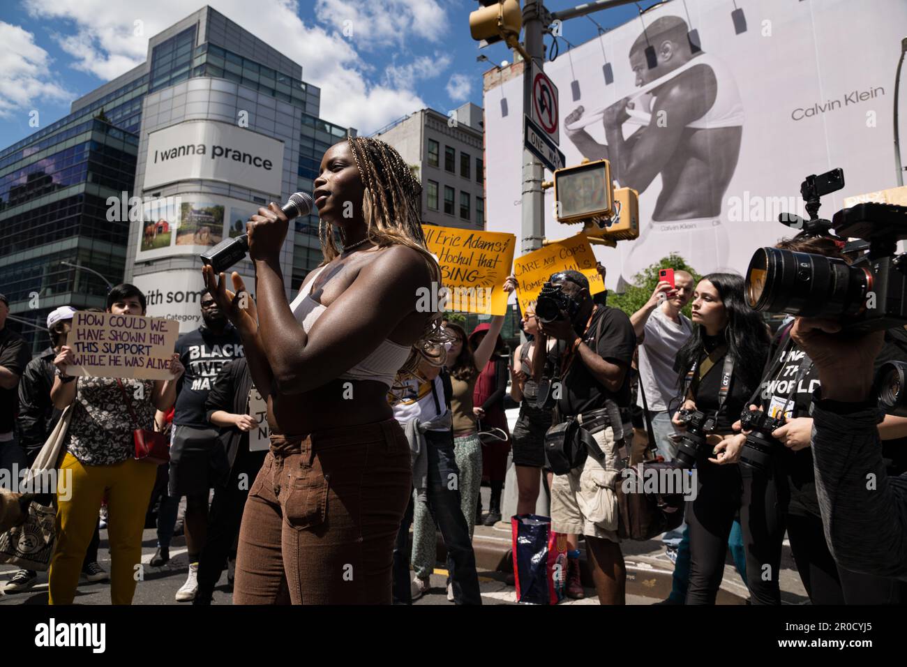 New York, New York, Stati Uniti. 6th maggio, 2023. Una protesta chiude fuori Houston St. A Lower Manhattan per l'uccisione di Jordan Neely che è stato messo in una chokehold per 15 minuti da 24 anni, ex-Marine Daniel Perry sulla metropolitana. (Credit Image: © Laura Brett/ZUMA Press Wire) SOLO PER USO EDITORIALE! Non per USO commerciale! Foto Stock