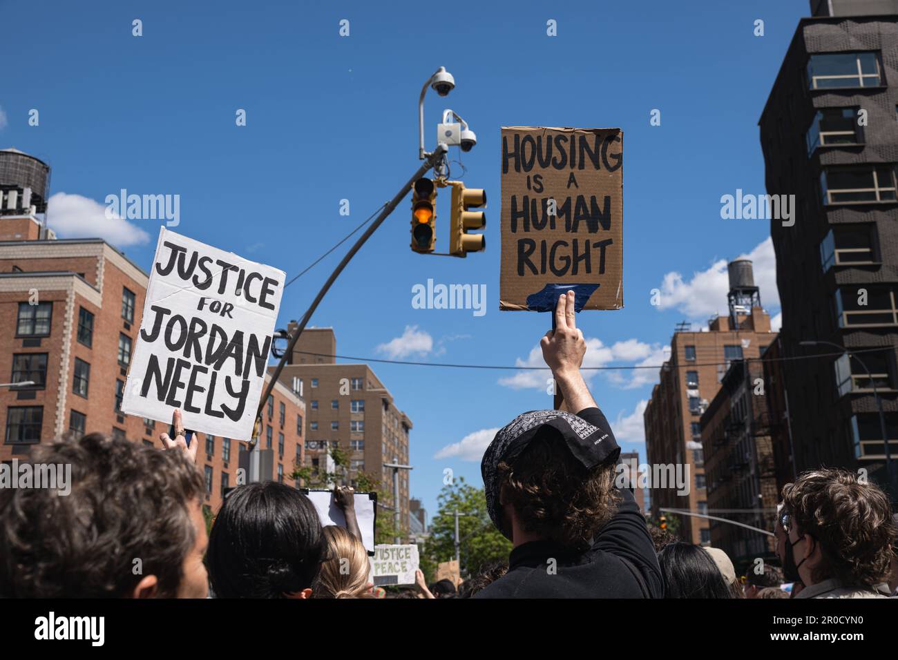 New York, New York, Stati Uniti. 6th maggio, 2023. Una protesta chiude fuori Houston St. A Lower Manhattan per l'uccisione di Jordan Neely che è stato messo in una chokehold per 15 minuti da 24 anni, ex-Marine Daniel Perry sulla metropolitana. (Credit Image: © Laura Brett/ZUMA Press Wire) SOLO PER USO EDITORIALE! Non per USO commerciale! Foto Stock