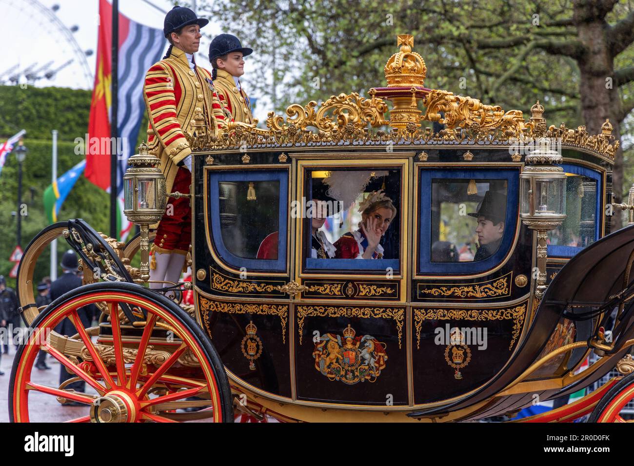 Il Duca e la Duchessa di Edimburgo, Lady Louise Mountbatten Windsor & Conte di Wessex nel Mall dopo l'incoronazione di Re Carlo a Londra, 6th maggio 2023 Foto Stock