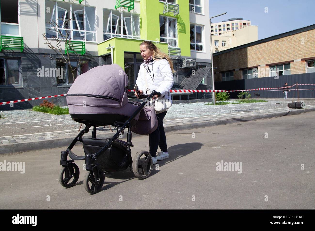 Non esclusiva: KIEV, UCRAINA - 08 MAGGIO 2023 - le finestre frantumate di un edificio residenziale sono viste al sito di una caduta del drone russo Shahed kamikaze Foto Stock