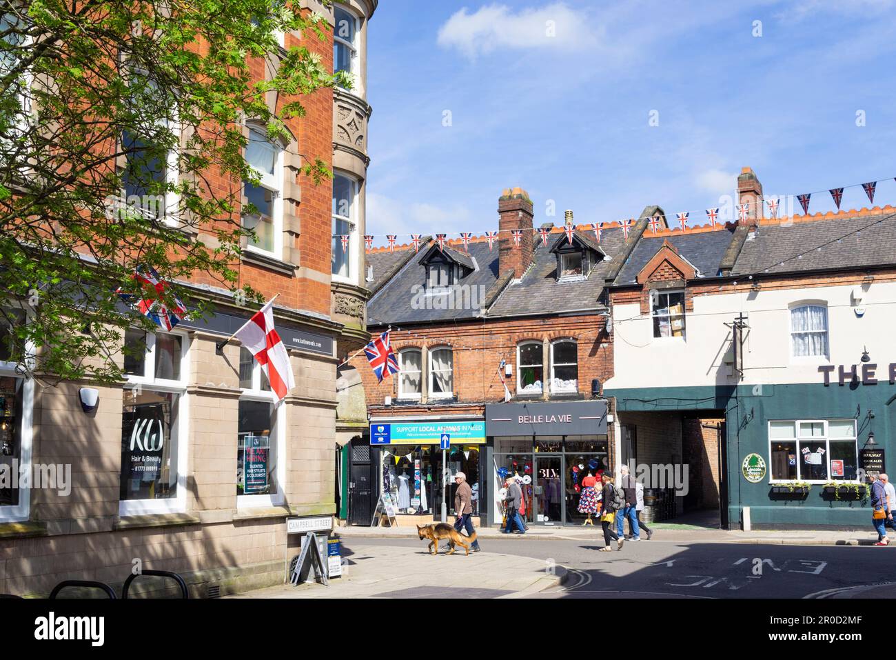 Negozi e attività di Belper Derbyshire in King Street, Belper, Derbyshire, Inghilterra, Regno Unito, GB, Europa Foto Stock
