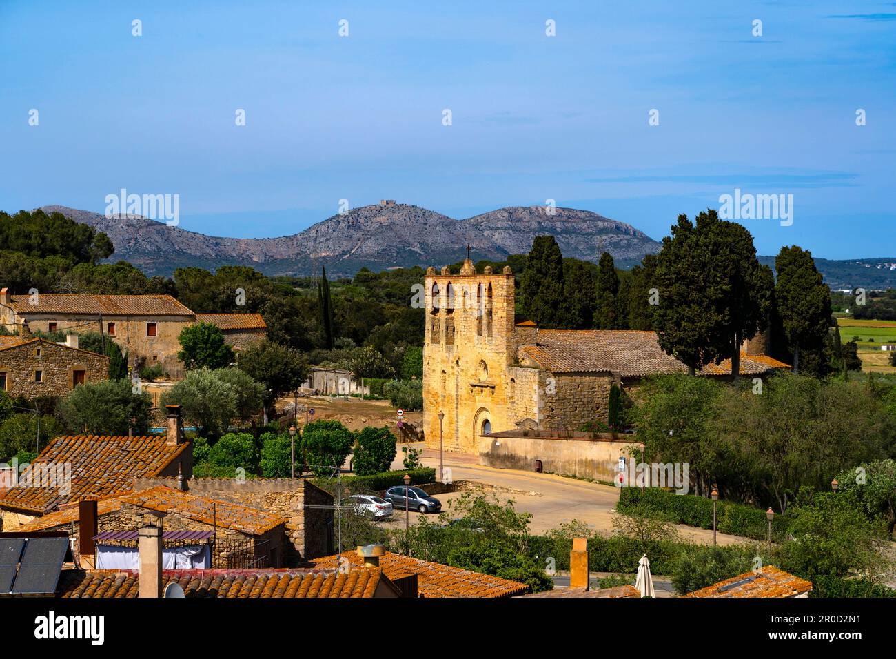 Esclésia de Sant Esteve de Peratallada, Forallac, Baix Emporda, Costa Brava, Girona, Catalogna, con una vista di Montgri sullo sfondo. Foto Stock