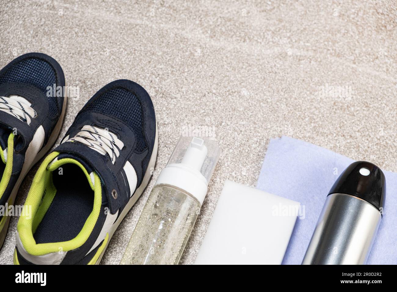 Set per la pulizia di scarpe, sneakers - schiuma, spray idrorepellente, spugna e straccio. Foto Stock