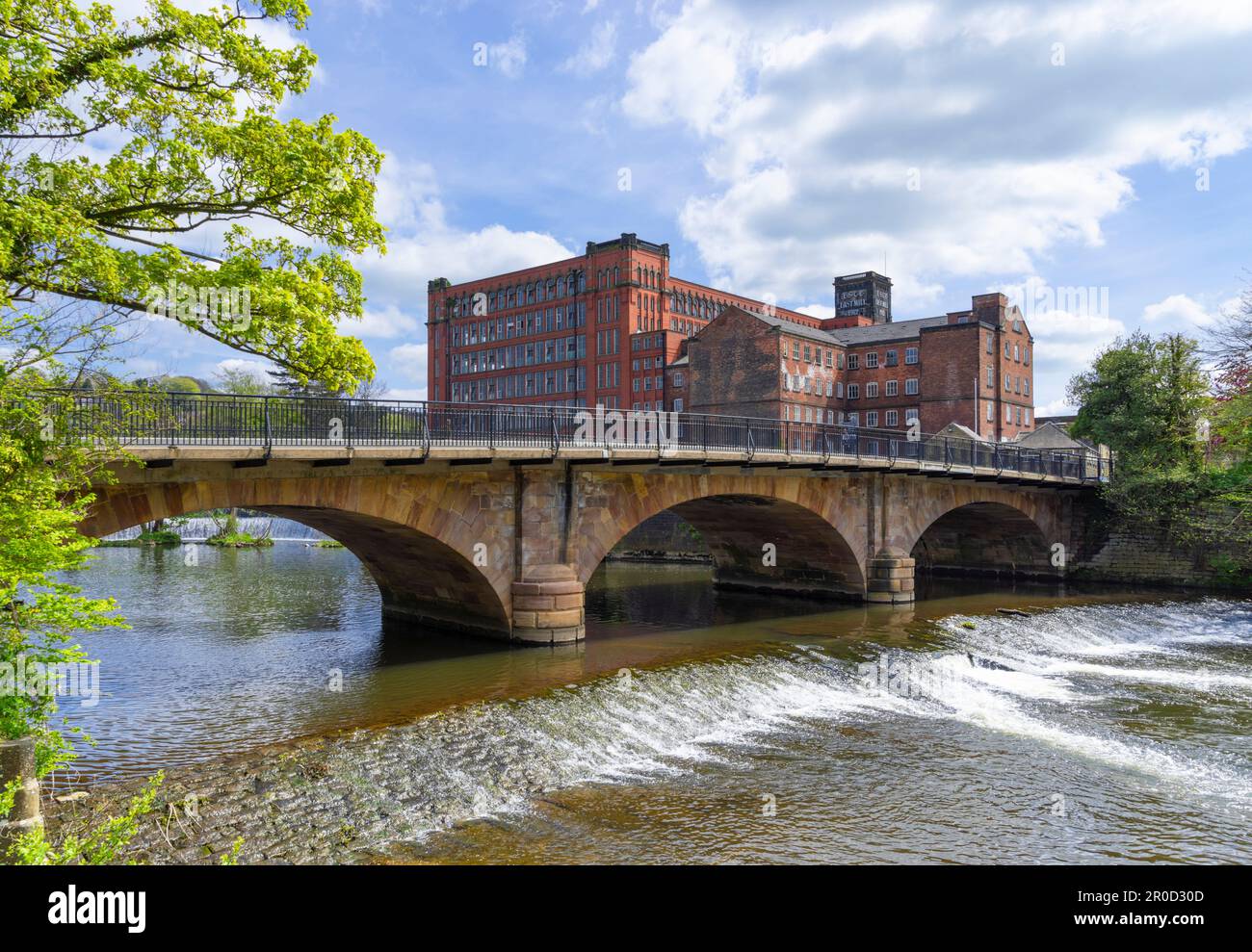Belper Derbyshire Bridge ponte a piedi sul fiume Derwent con piccoli strutti e Strutts North Mill Belper Derbyshire UK GB Europa Foto Stock