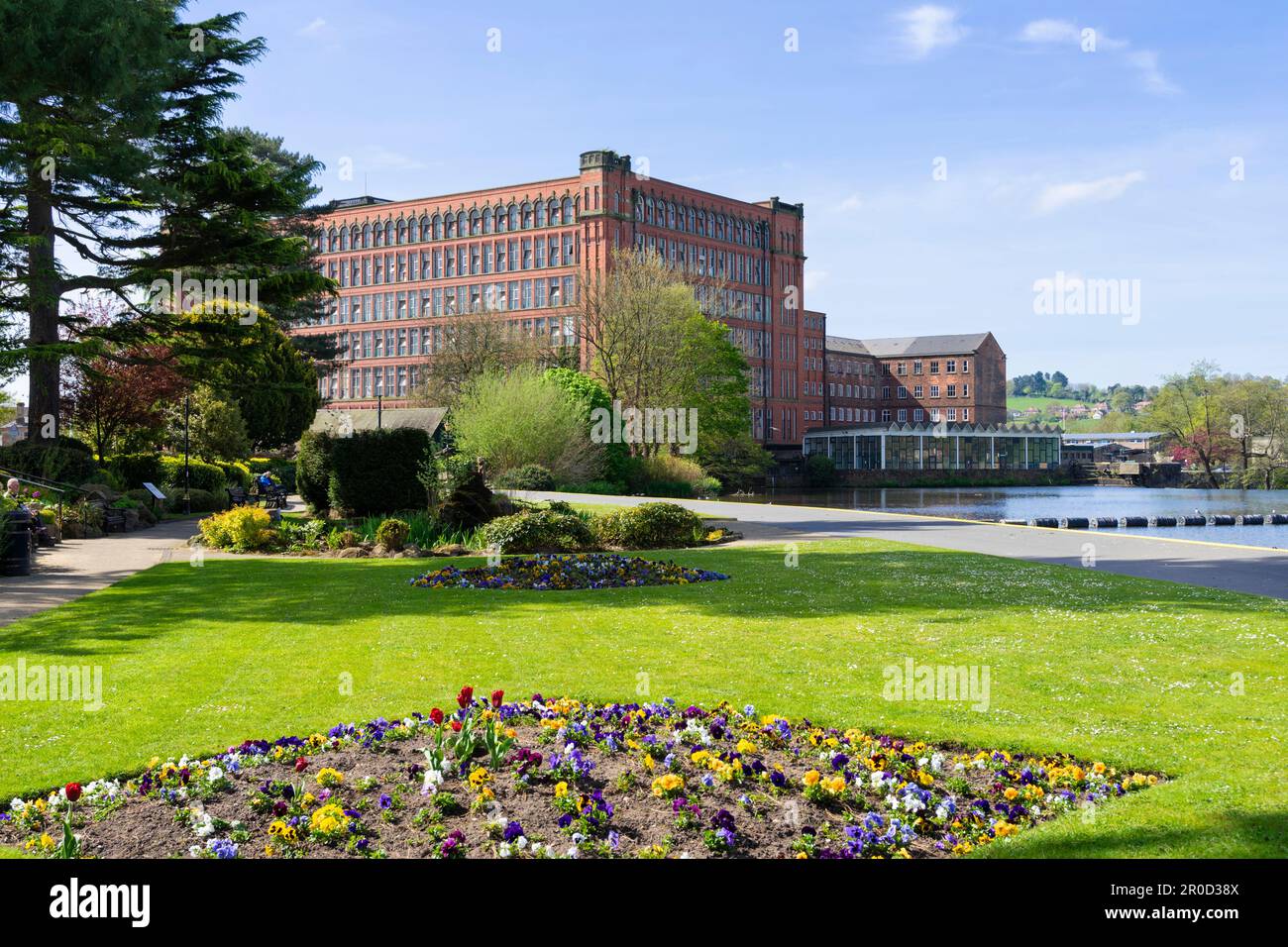 Belper Derbyshire Belper River Gardens e River Derwent Strutt’s North Mill un pioniere del cotone ignifugo Belper Derbyshire Inghilterra Regno Unito GB Foto Stock