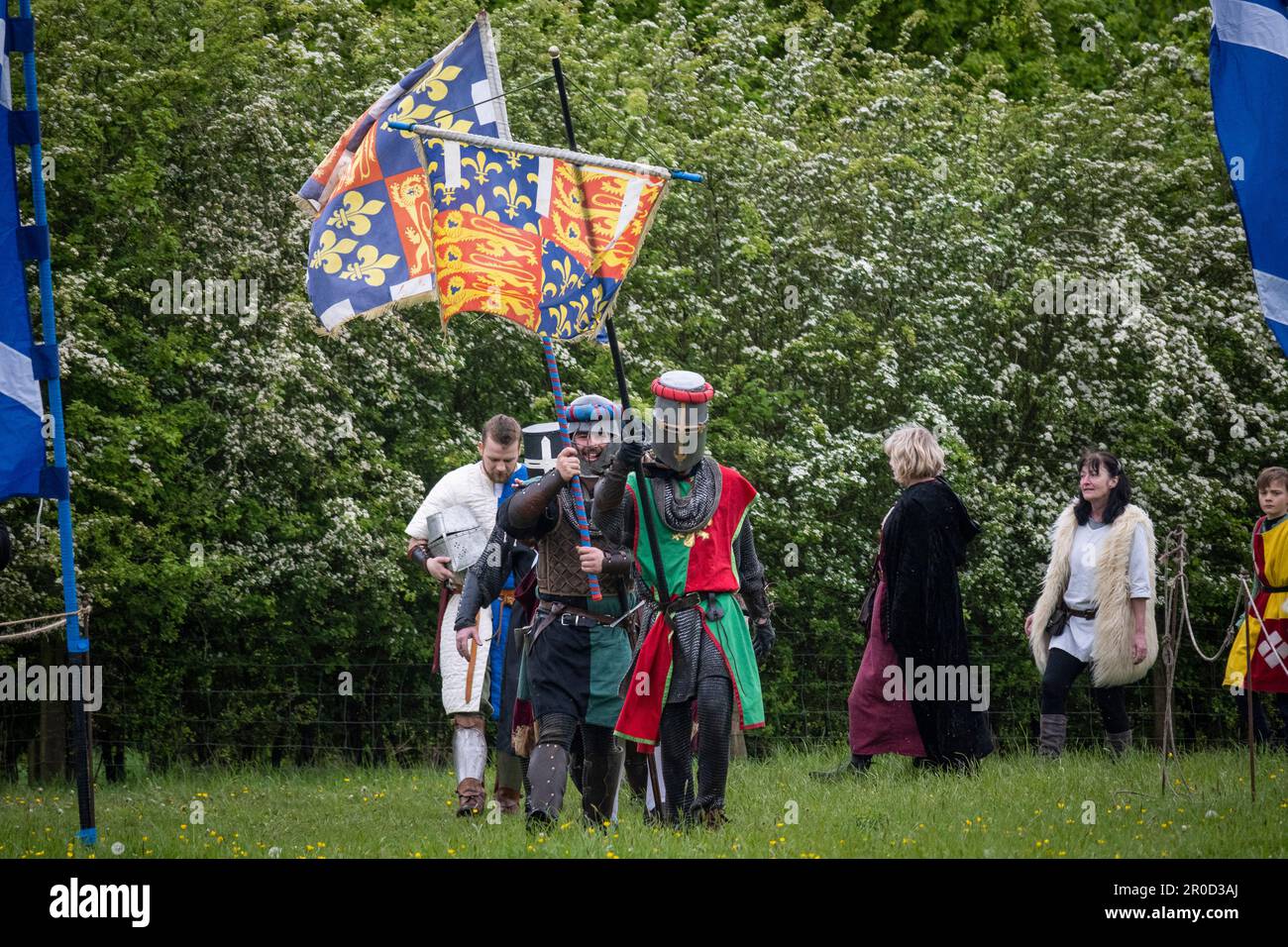 Chalfont, Regno Unito. 8 maggio 2023. Re enactor come cavalieri corazzati arrivano per il secondo giorno di un torneo di giostra medievale Royal Coronation al Chiltern Open Air Museum per celebrare l'incoronazione di re Carlo III e la regina Camilla. Il museo racconta la storia della zona dei Chilterns attraverso la conservazione di edifici storici, paesaggi e cultura. Credit: Stephen Chung / Alamy Live News Foto Stock