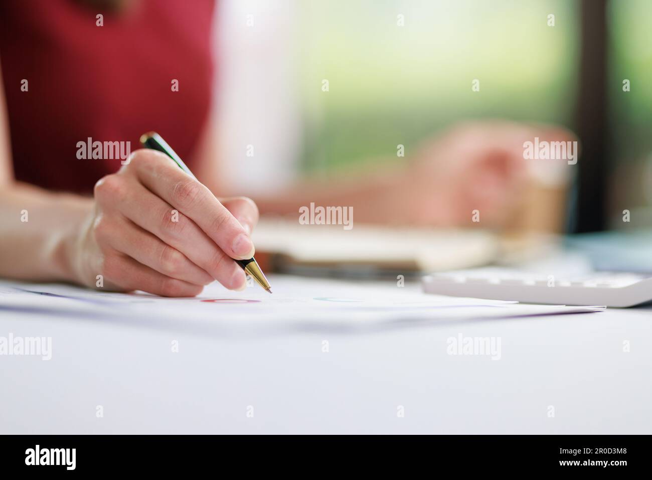 Concetto di business ufficio donna che lavora, Closeup businesswoman che controlla il suo piano di investimento con l'analisi di documenti e dati grafici di investimento aziendale Foto Stock