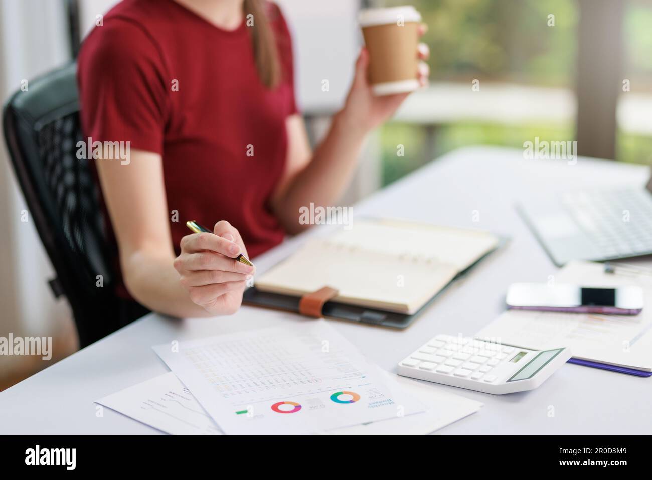 Concetto di business ufficio donna che lavora, Closeup businesswoman che controlla il suo piano di investimento con l'analisi di documenti e dati grafici di investimento aziendale Foto Stock