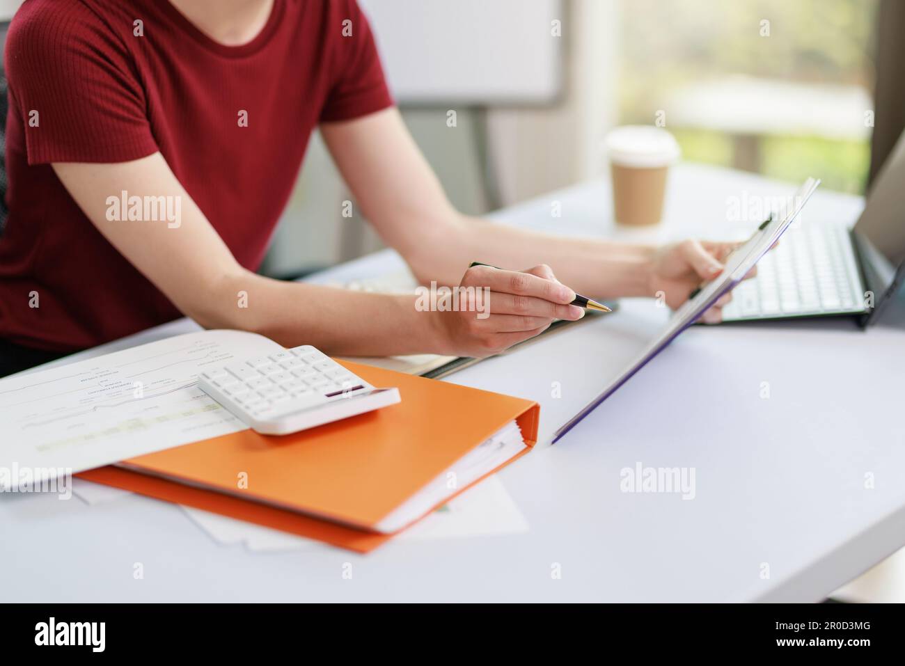 Concetto di business ufficio donna che lavora, Closeup businesswoman che controlla il suo piano di investimento con l'analisi di documenti e dati grafici di investimento aziendale Foto Stock