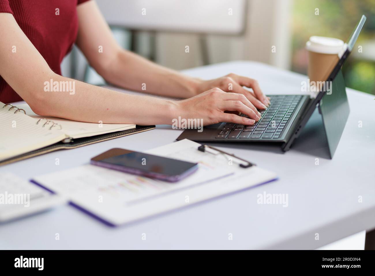 Concetto di business ufficio donna che lavora, Closeup businesswoman che controlla il suo piano di investimento con l'analisi di documenti e dati grafici di investimento aziendale Foto Stock