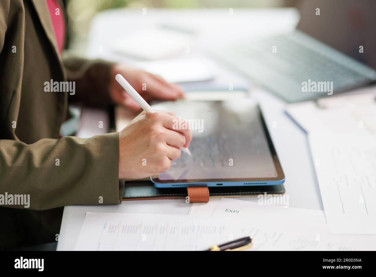Concetto di business ufficio donna che lavora, Closeup businesswoman che controlla il suo piano di investimento con l'analisi di documenti e dati grafici di investimento aziendale Foto Stock