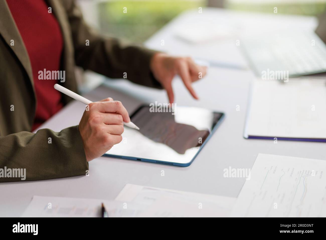 Concetto di business ufficio donna che lavora, Closeup businesswoman che controlla il suo piano di investimento con l'analisi di documenti e dati grafici di investimento aziendale Foto Stock