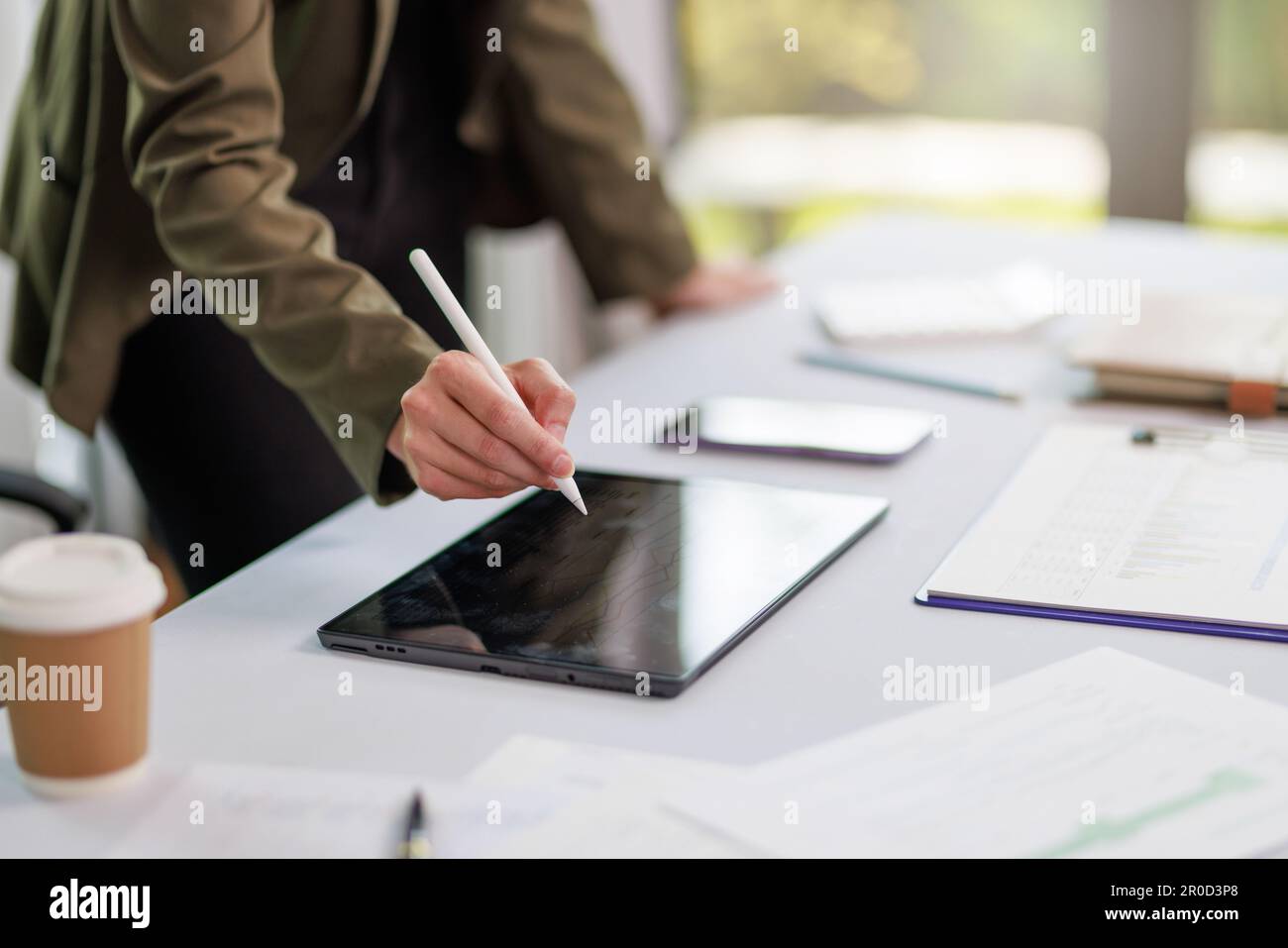 Concetto di business ufficio donna che lavora, Closeup businesswoman che controlla il suo piano di investimento con l'analisi di documenti e dati grafici di investimento aziendale Foto Stock