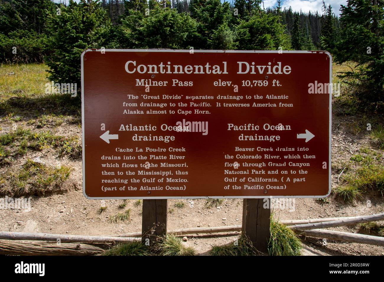 Cartello Continental divide al Milner Pass nelle Montagne Rocciose del Colorado Foto Stock