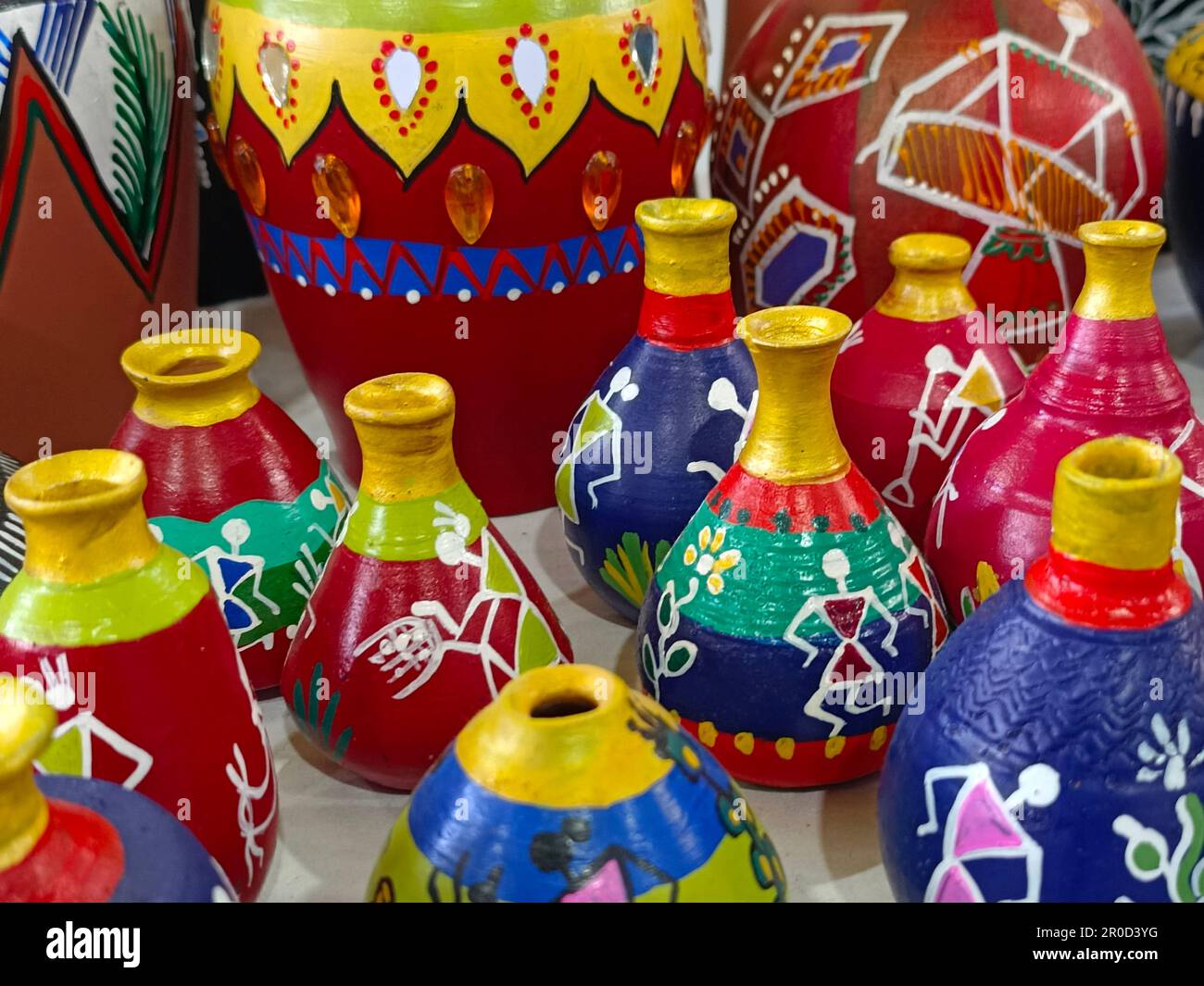 Pila di vasi artistici in ceramica dipinta a mano per il design degli interni. Foto Stock