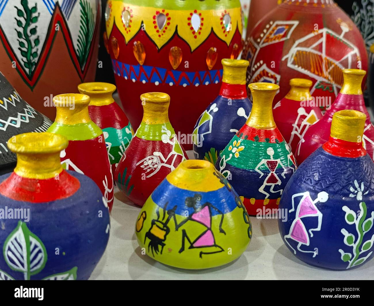 Pila di vasi artistici in ceramica dipinta a mano per il design degli interni. Foto Stock