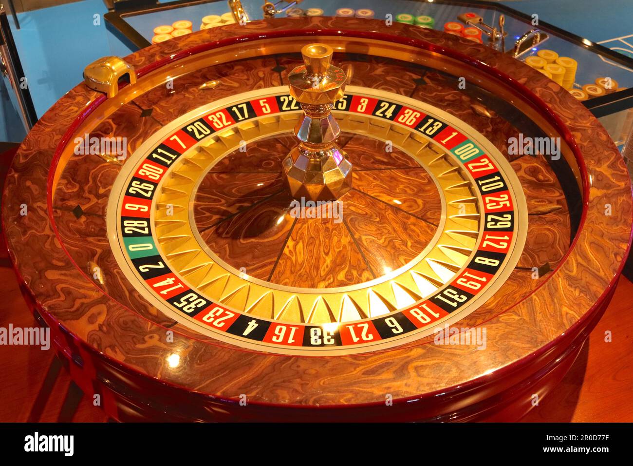 Una ruota Roulette Saturn in stile americano TCS John Huxley con 38 tasche, situata all'interno del bordo della ciotola in impiallacciatura di legno Foto Stock Una ruota Roulette Saturn in stile americano TCS John Huxley con 38 tasche, situata all'interno del bordo della ciotola in impiallacciatura di legno Foto Stock