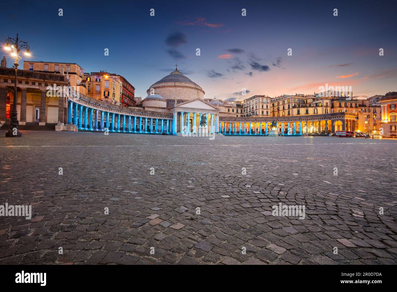 Napoli, Italia. Immagine del paesaggio urbano di Napoli, Italia con vista sulla grande piazza del Plebiscito al tramonto. Foto Stock