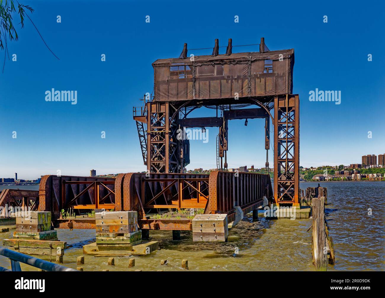 Questo sibilo arrugginito – ora punto di riferimento – un tempo spostava i boxcar ferroviari sulle chiatte che attraversavano il fiume Hudson prima della costruzione di un tunnel ferroviario. Foto Stock