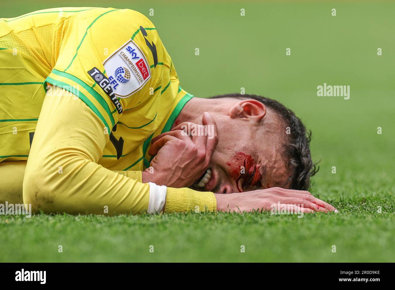 Norwich, Regno Unito. 08th maggio, 2023. *** GRAPHIC CONTENT*** Dimitris Giannoulis #30 di Norwich City riceve un brutto taglio alla guancia durante la partita del campionato Sky Bet Norwich City vs Blackpool a Carrow Road, Norwich, Regno Unito, 8th maggio 2023 (Photo by Mark Cosgrove/News Images) a Norwich, Regno Unito il 5/8/2023. (Foto di Mark Cosgrove/News Images/Sipa USA) Credit: Sipa USA/Alamy Live News Foto Stock