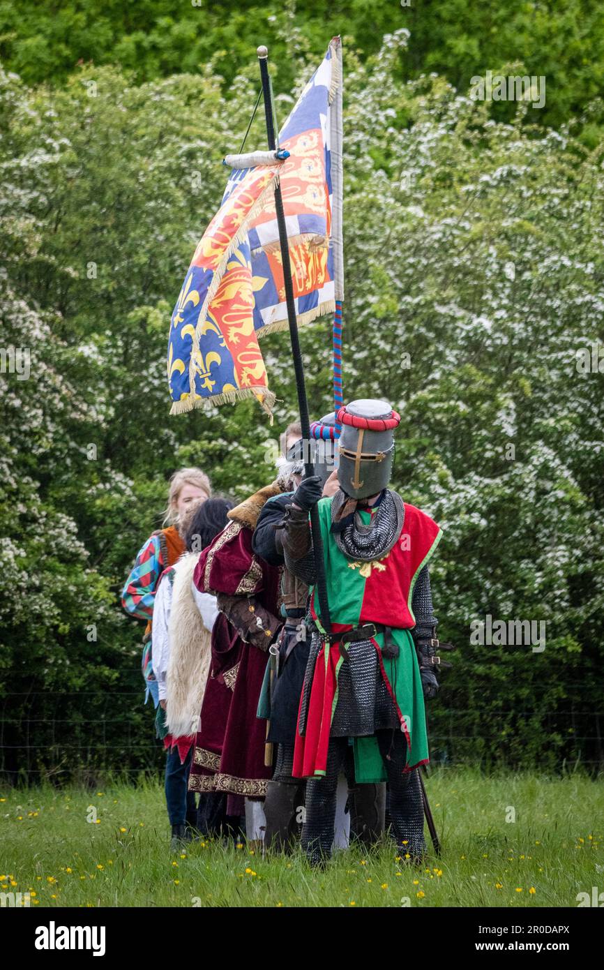 Chalfont, Regno Unito. 8 maggio 2023. Re enactor come cavalieri corazzati arrivano per il secondo giorno di un torneo di giostra medievale Royal Coronation al Chiltern Open Air Museum per celebrare l'incoronazione di re Carlo III e la regina Camilla. Il museo racconta la storia della zona dei Chilterns attraverso la conservazione di edifici storici, paesaggi e cultura. Credit: Stephen Chung / Alamy Live News Foto Stock