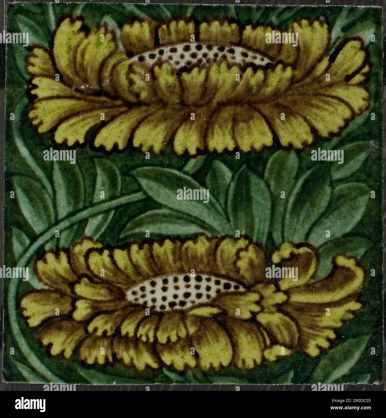 [Riquadro 2 di 2]. Wall Tile - William de Morgan Collection, 1882-1888. Trasferimento decorato o dipinto in colori 'Persiani' con il motivo 'Marlborough' - un girasole giallo tra verdi foglie vorticose e 2 gemme gialle a sinistra. Progettato per leggere verticalmente con 1981M79 [1] . Foto Stock