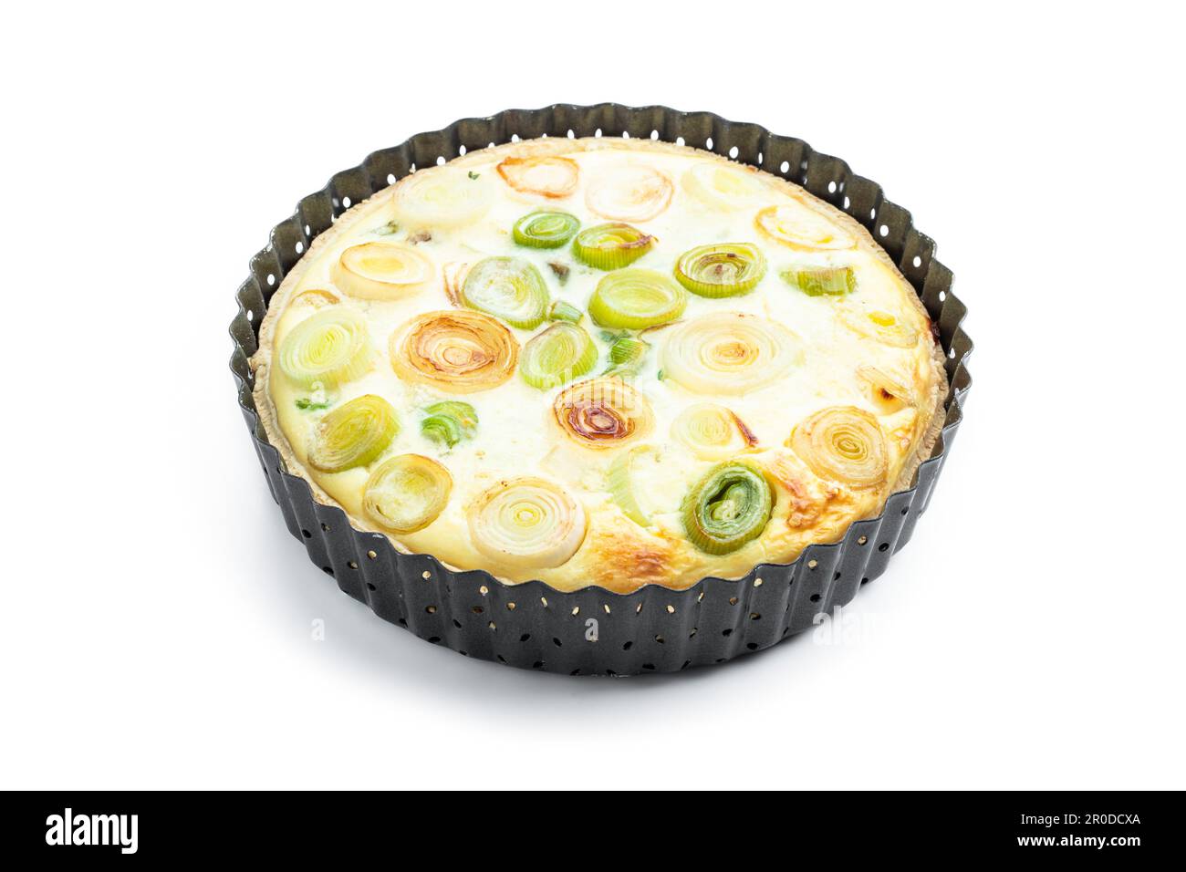 Quiche con porro e formaggio in forma di cottura isolato su bianco Foto Stock