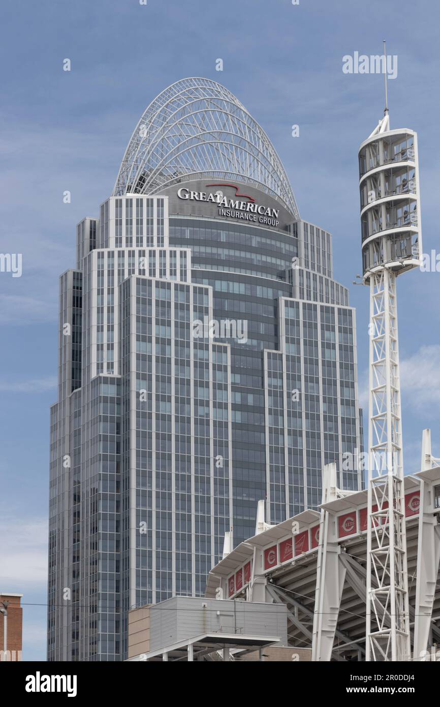 Cincinnati - circa Maggio 2023: Grande Torre americana in centro. Affacciato sul campo da baseball Reds, è la sede dell'American Financial Group. Foto Stock