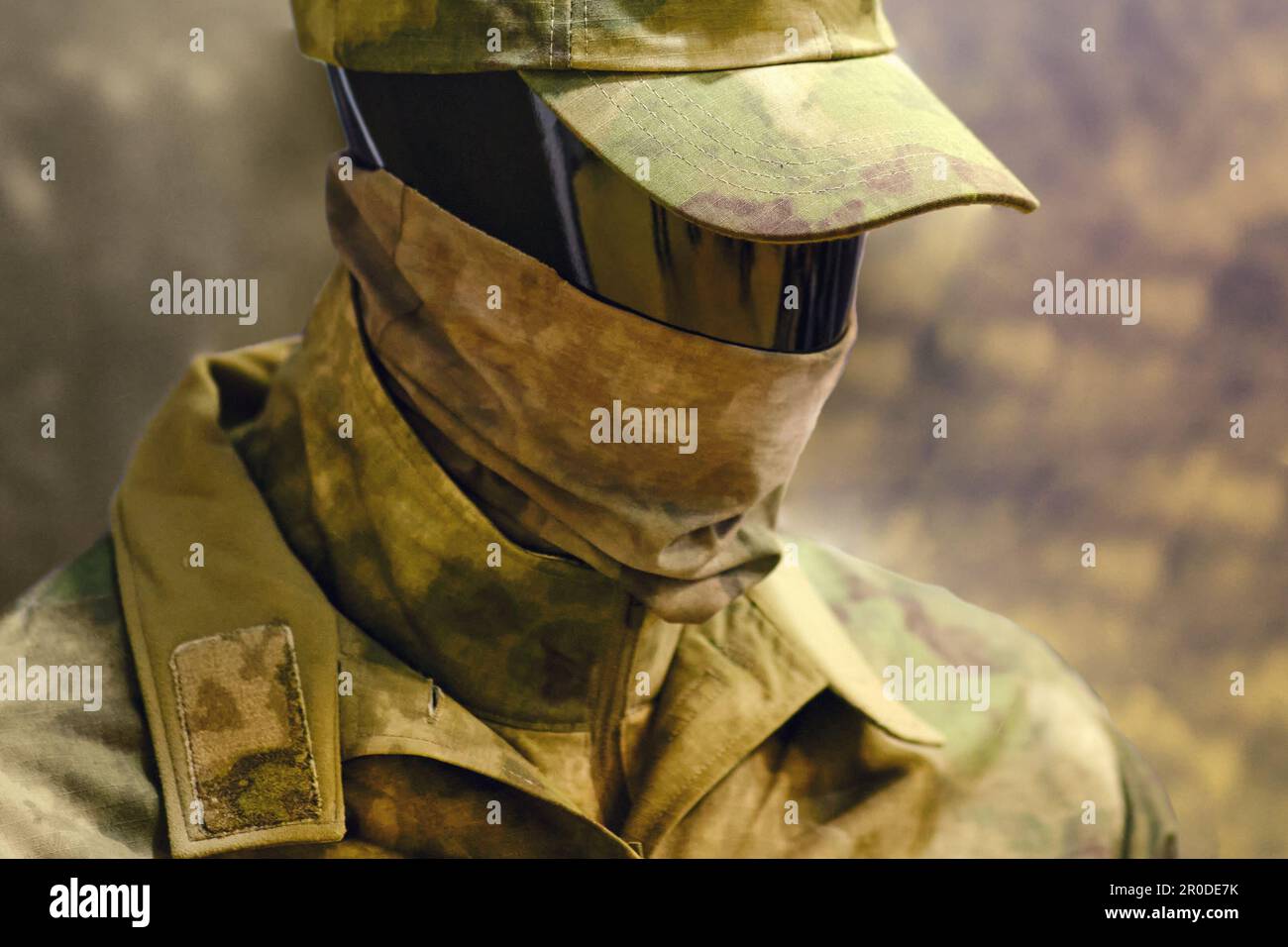 Divisa militare su manichino come campione da vendere in un negozio. Il manichino nel negozio di abbigliamento militare indossa un'uniforme militare cachi. Foto Stock