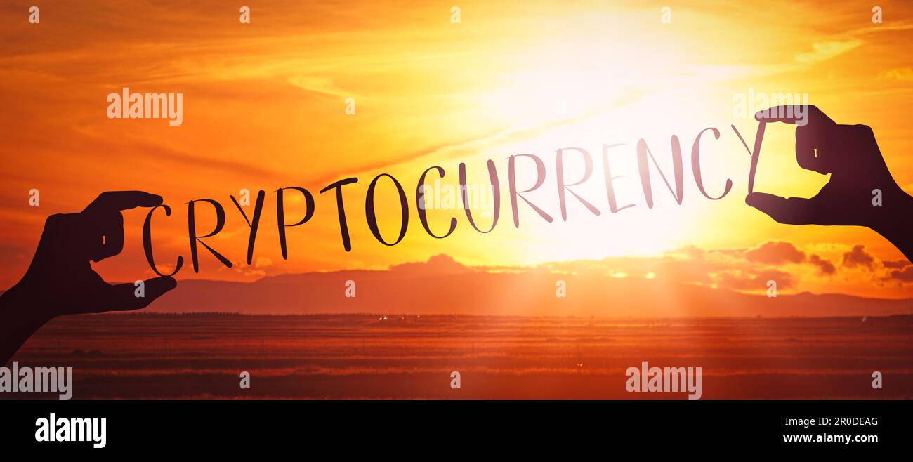 Cryptocurrency - mani umane che tengono la parola nera della silhouette Foto Stock