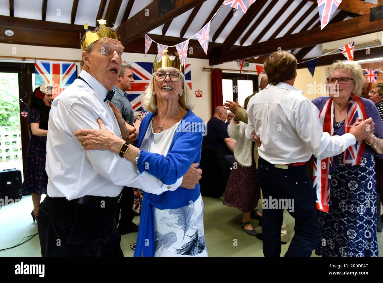 Celebrando l'incoronazione di re Carlo al municipio di Coalport nello Shropshire. Ballo del tè dell'incoronazione. Tè, torte e musica presso l'Ironbridge e la Coalbrookdale Civic Society Incoronation Tea Dance presso la Coalport Village Hall. Crediti: DAVID BAGNALL Foto Stock