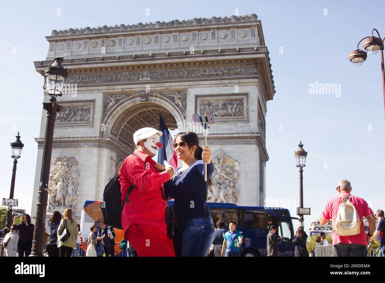 Parigi, Francia - 24 settembre 2017: Turisti e cittadini all'Arco di Trionfo. Riprese con harlequin per la memoria Foto Stock