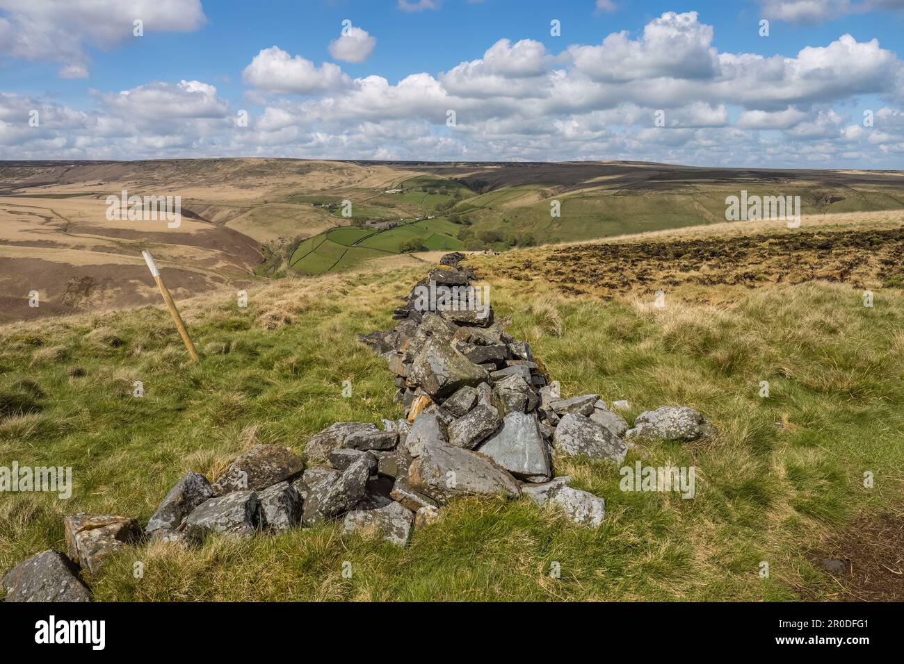 This Pule Hill circular walk is full of amazing rock formations, reservoirs and beautiful moorland. At just over 10km this walk only has a couple of s Foto Stock