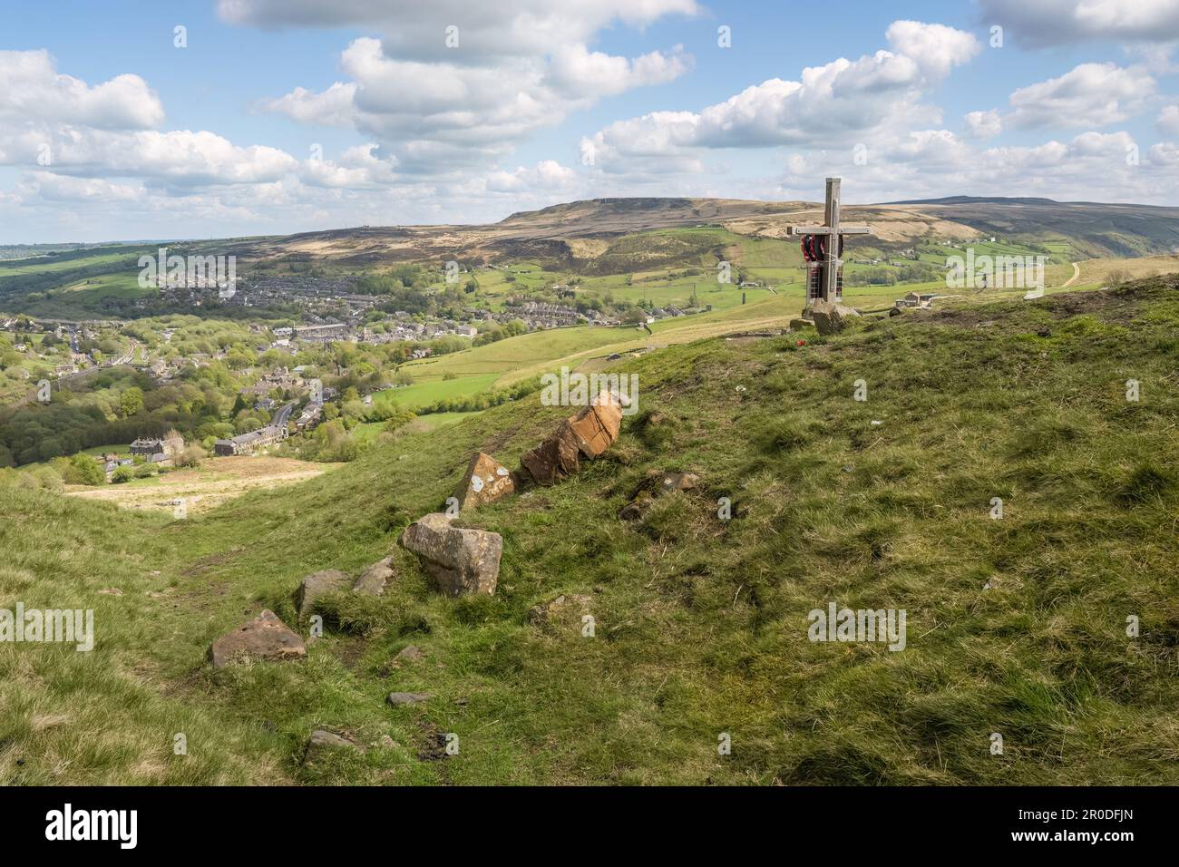 This Pule Hill circular walk is full of amazing rock formations, reservoirs and beautiful moorland. At just over 10km this walk only has a couple of s Foto Stock