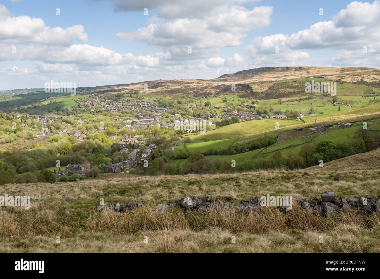 This Pule Hill circular walk is full of amazing rock formations, reservoirs and beautiful moorland. At just over 10km this walk only has a couple of s Foto Stock