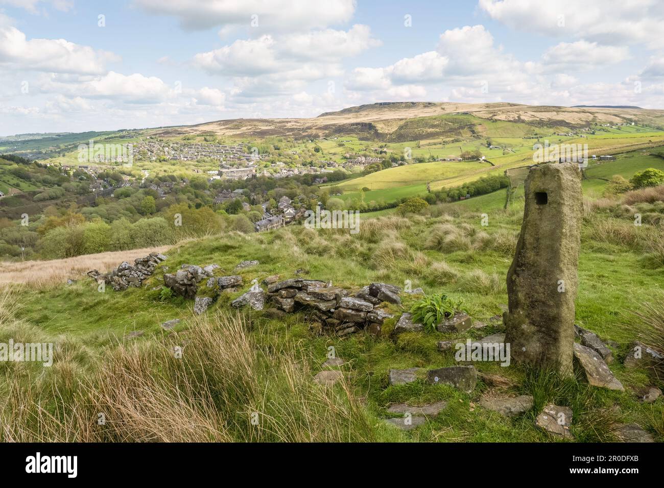 This Pule Hill circular walk is full of amazing rock formations, reservoirs and beautiful moorland. At just over 10km this walk only has a couple of s Foto Stock