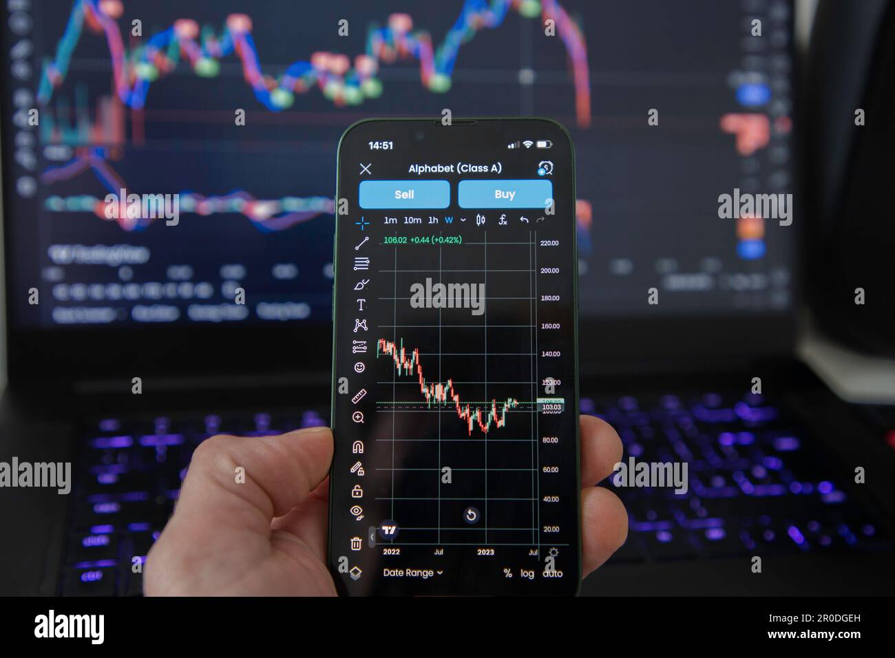 Trading 212 iPhone app di fronte a una tabella di trading Foto Stock