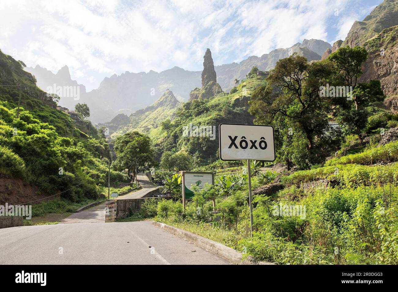 Cartello stradale all'inizio del bellissimo villaggio xoxo alla fine della verde e lussureggiante valle Ribeira Grande sull'isola di Santo Antao, Cabo verde Foto Stock