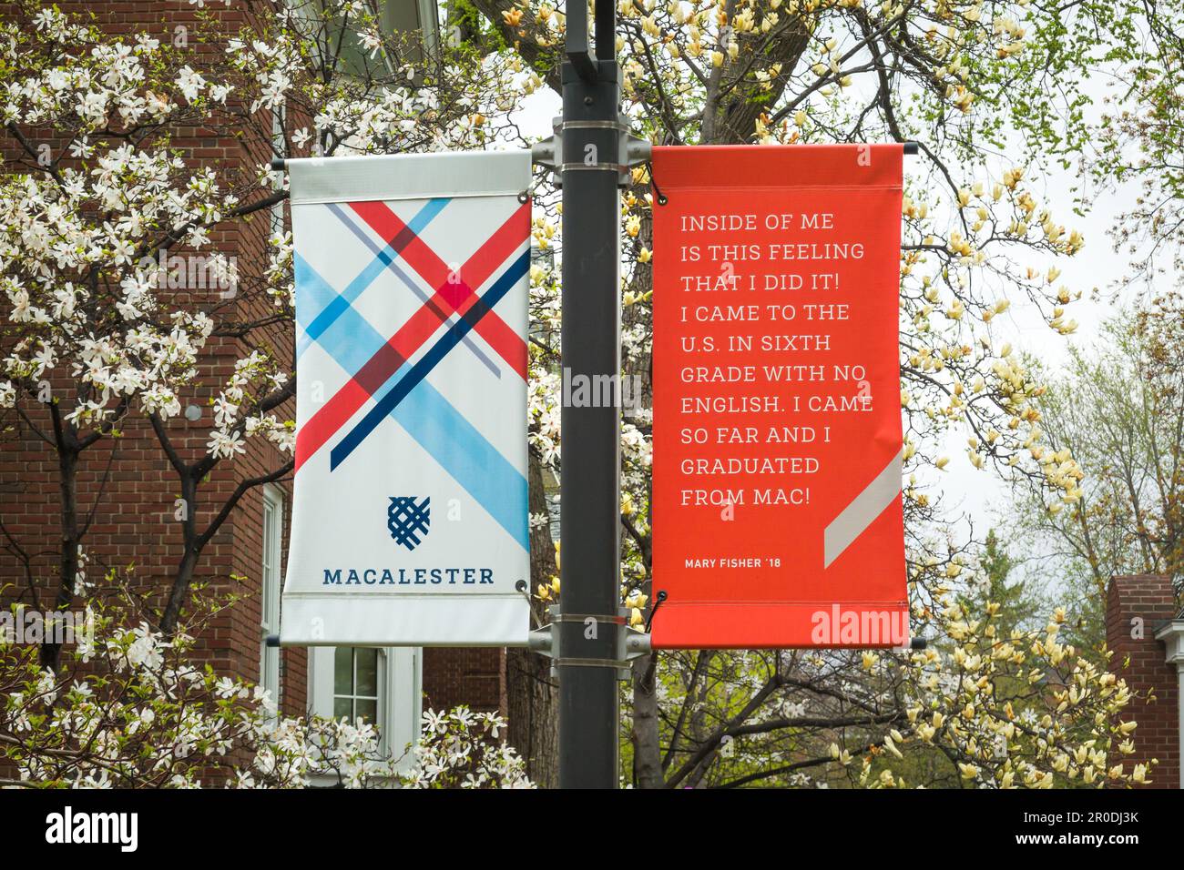 ST. PAUL, MN, USA - 6 MAGGIO 2023: Bandiera e bandiera del campus al Macalester College. Foto Stock
