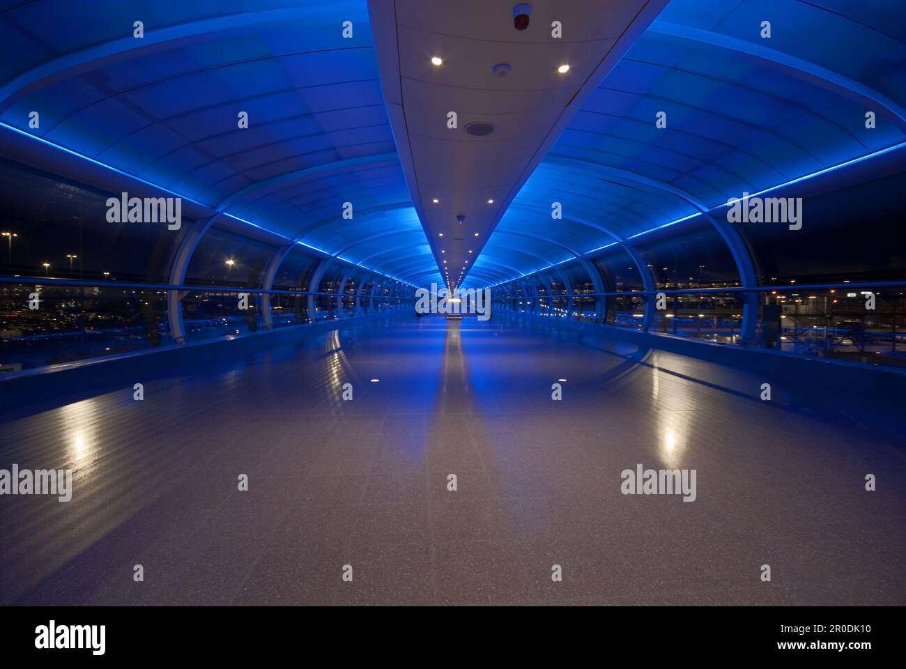 La passerella sopraelevata dei viaggiatori all'aeroporto di Manchester. Foto Stock