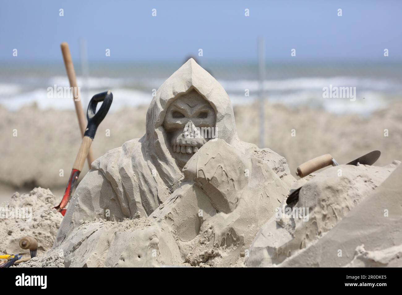 Lavorare su una scultura di sabbia Foto Stock