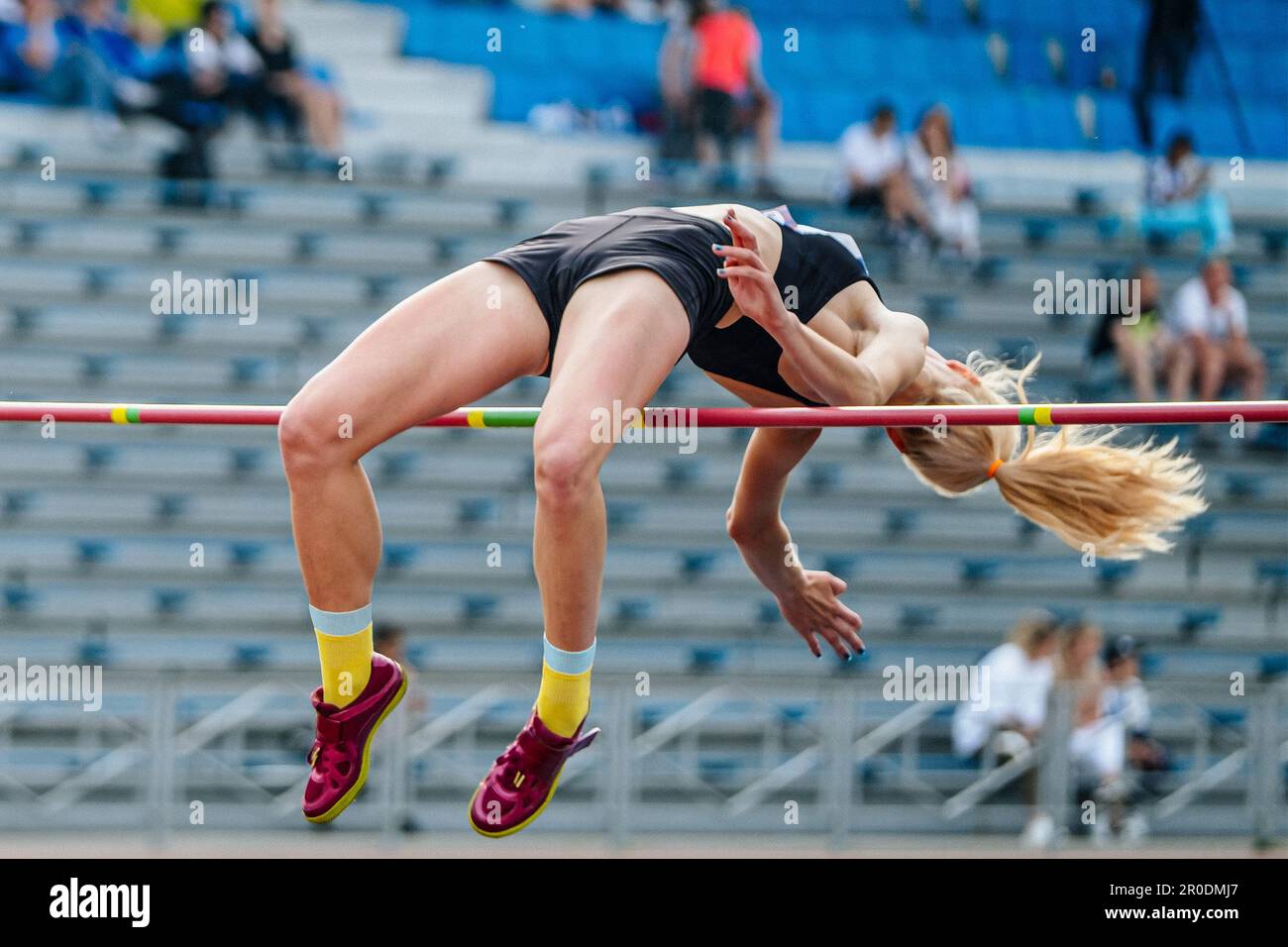 close-up ragazza jumper salto alto nei campionati di atletica estivi Foto Stock