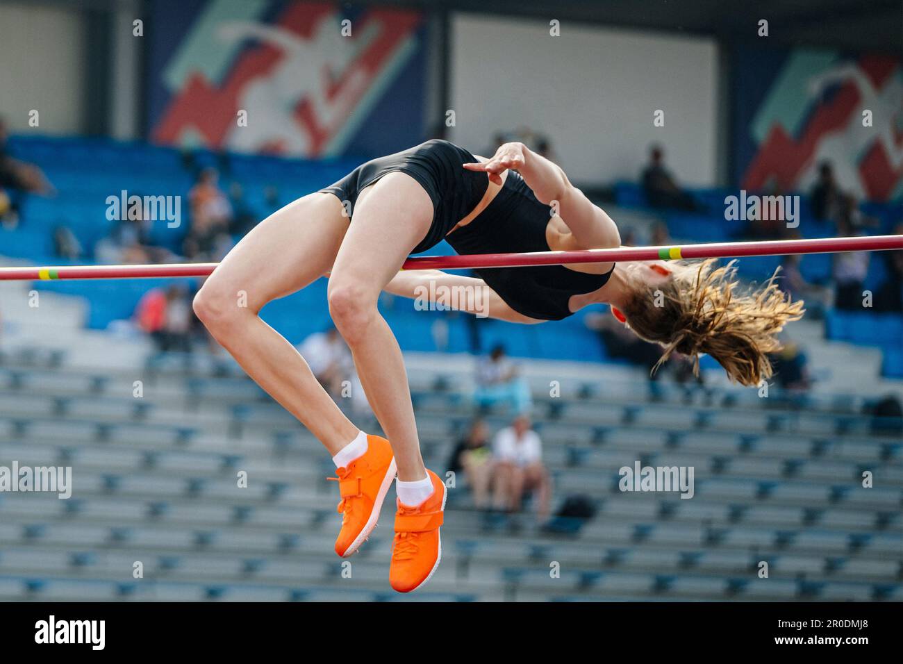 giovane donna jumper alto salto nei campionati estivi di atletica, fosbury flop technique Foto Stock