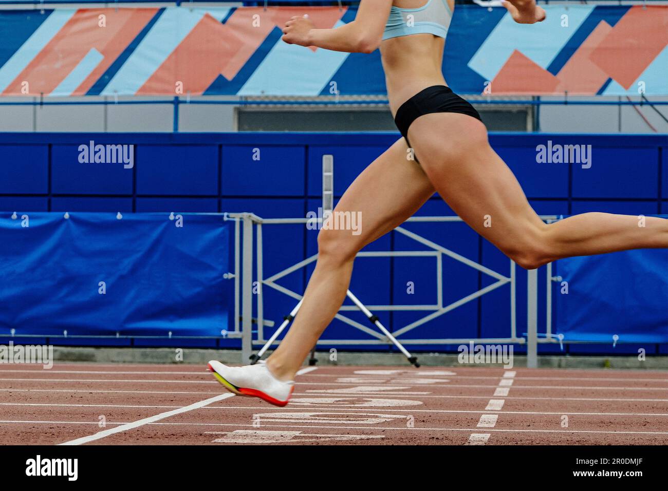 primo piano atleta femminile che termina la gara di sprint allo stadio nei campionati di atletica estivi Foto Stock