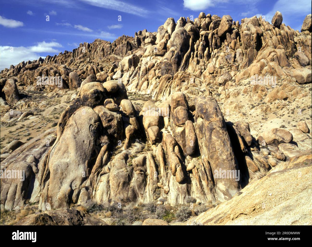 Le colline dell'Alabama e le formazioni rocciose vicino al versante orientale della Sierra Nevada nella Owens Valley, ad ovest di Lone Pine nella contea di Inyo, Califor Foto Stock