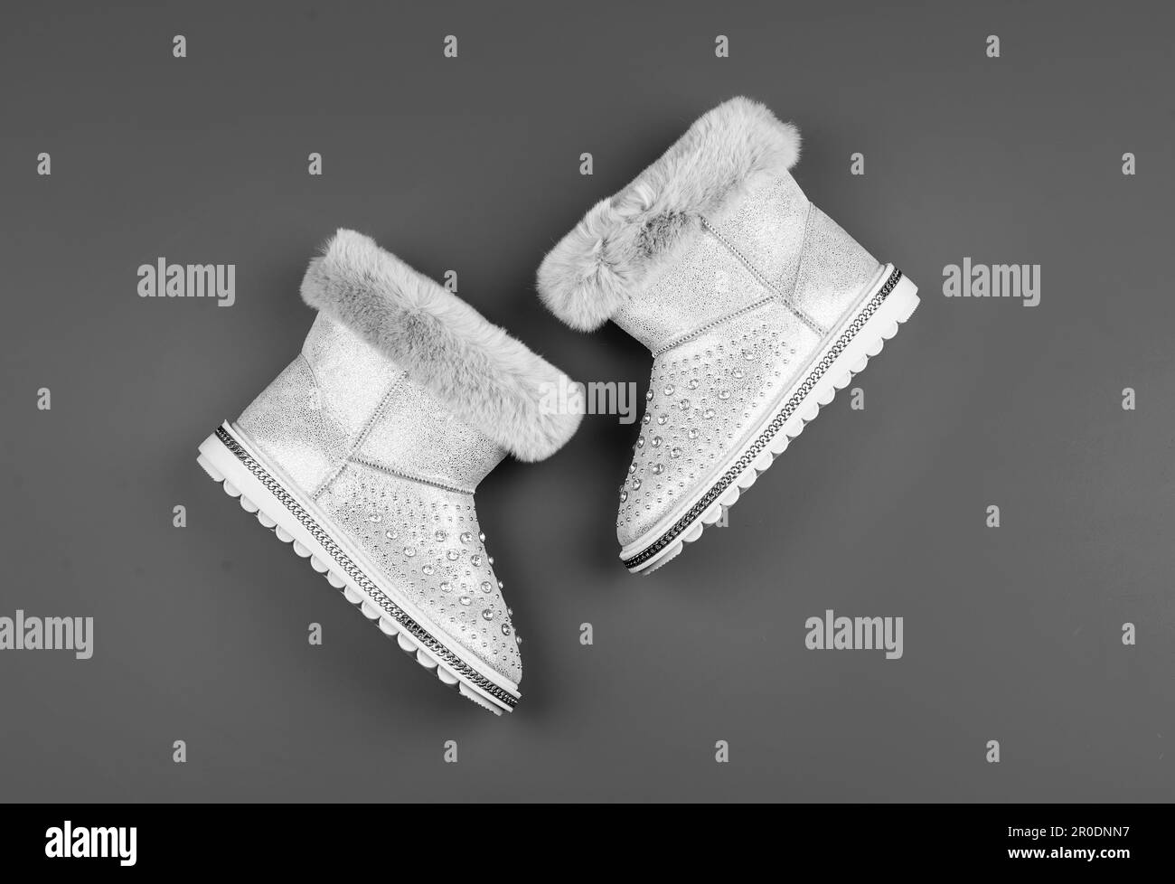 paio di stivali invernali alla moda su sfondo blu, moda Foto Stock