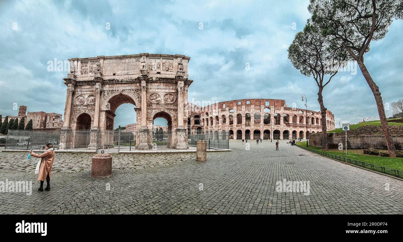 L'Arco di Costantino fu eretto nel 315 sulla via Triumphalis - Roma, Italia Foto Stock